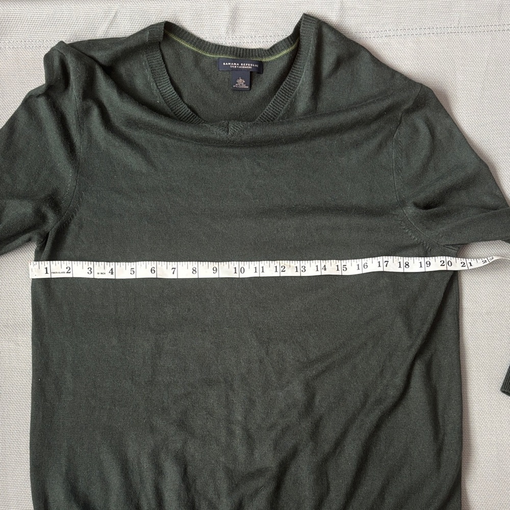 Banana Republic Dark Green V-Neck Sweater sz L SILK CASHMERE blend - Picture 3 of 5